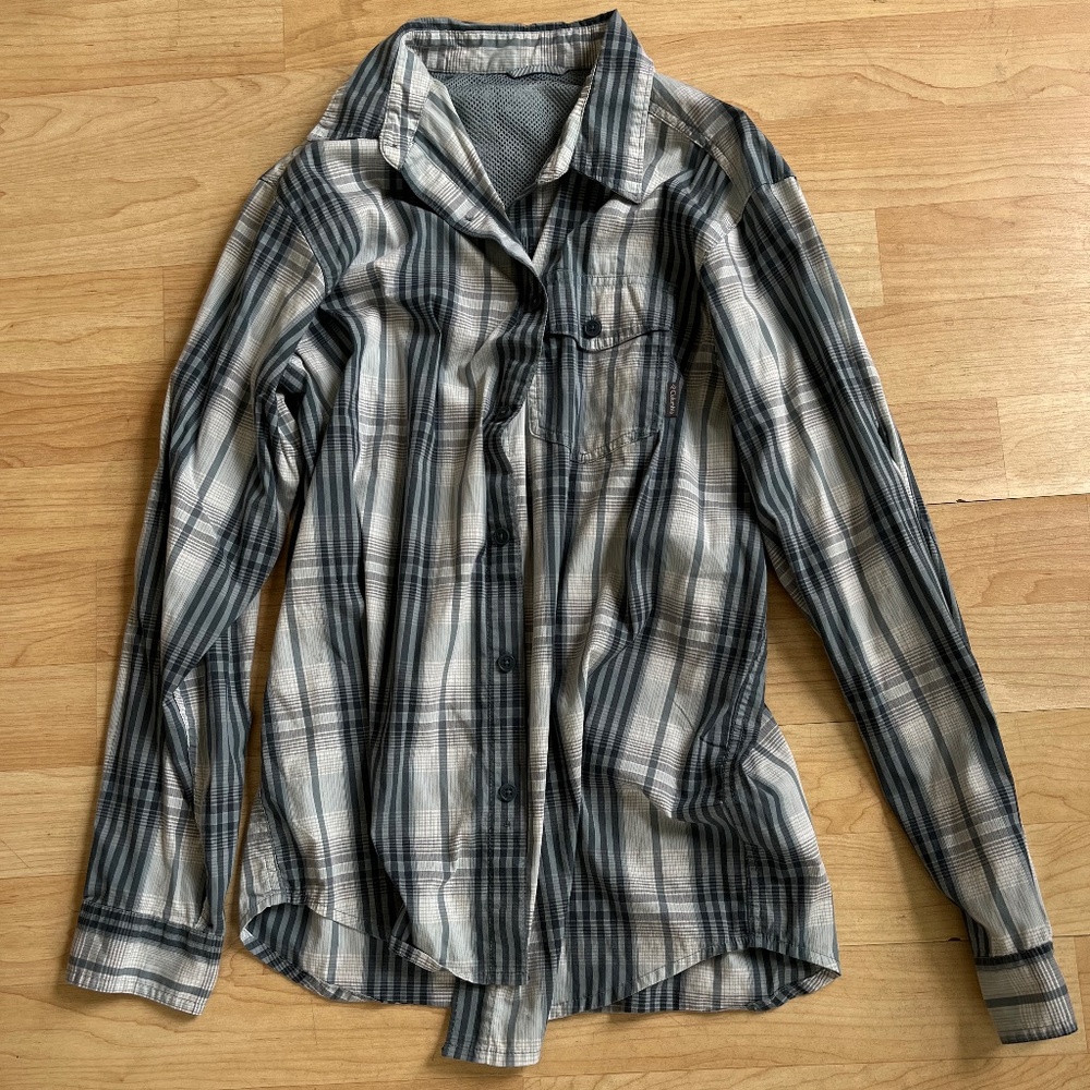 Columbia Active Button Down lightweight with built-in breathability (Medium)